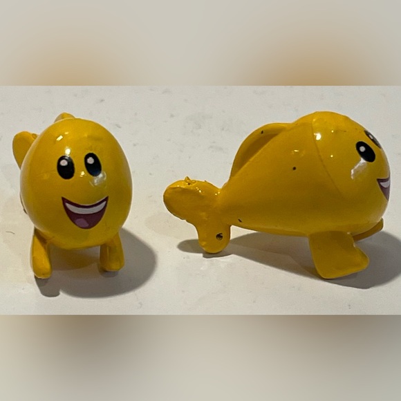 2 Vintage Bubble Guppies Small Toys Action Figures Toys - Cake Topper - Diorama - Picture 1 of 5